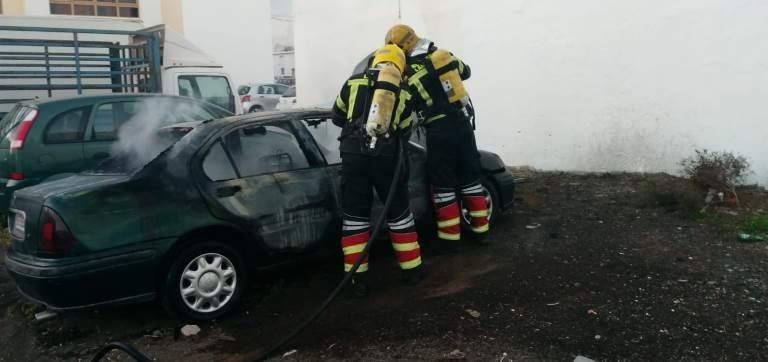 Los bomberos actúan en dos coches incendiados en Tías y Arrecife