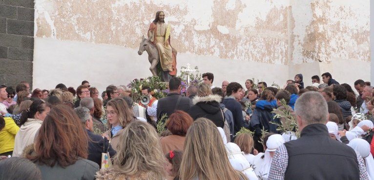 Teguise inicia la Semana Santa con la procesión de la Burrita