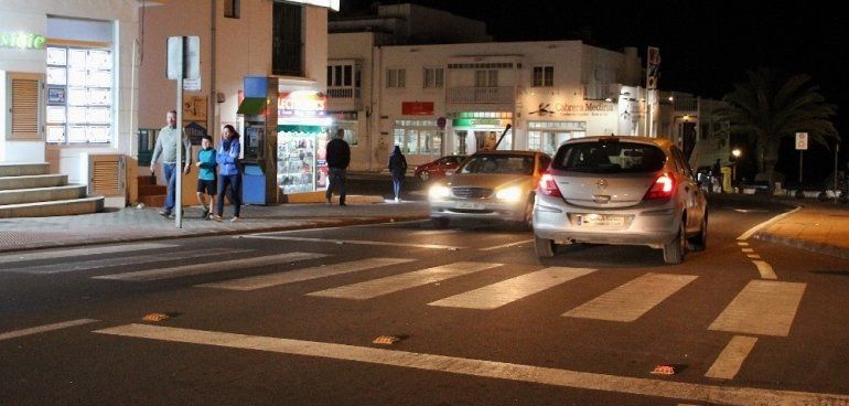 Yaiza instala señales luminosas en pasos de peatones para mejorar la seguridad vial