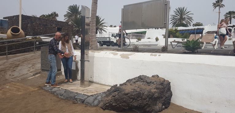 El Ayuntamiento de Tías instala 20 nuevas duchas en todas las playas de Puerto del Carmen 