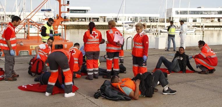 Salvamento Marítimo rescata a 16 inmigrantes de una patera al noreste de La Graciosa