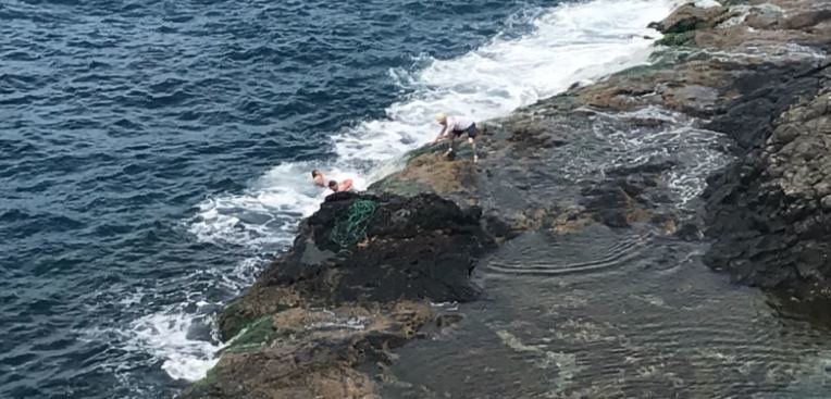 Rescatan a dos personas "en apuros" después de que una ola les tirase al agua en Playa Blanca