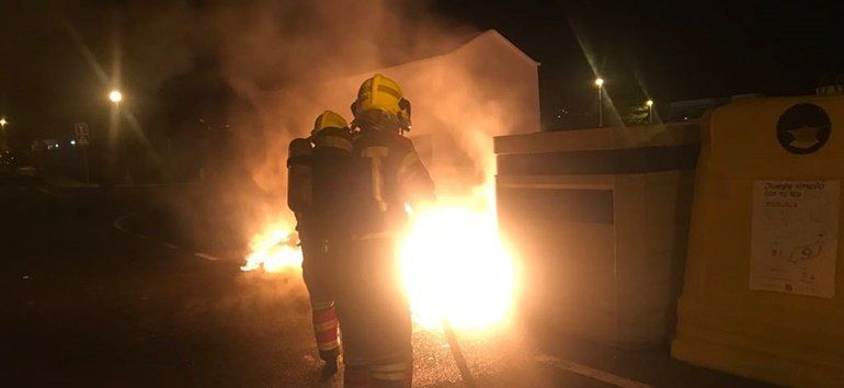 Los bomberos extinguen un incendio en dos contenedores en Puerto del Carmen