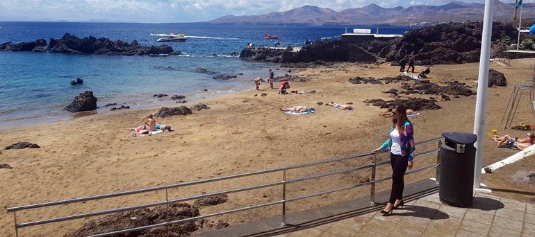 El Ayuntamiento de Tías instala una nueva barandilla en Playa Chica "para dar más seguridad"
