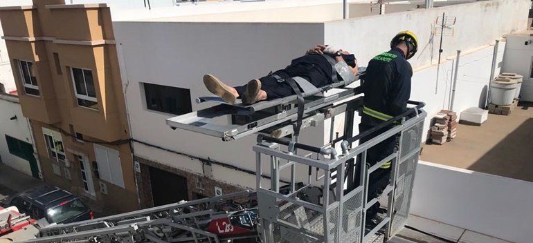 Rescatan por la terraza de una vivienda de Arrecife a un hombre que había sufrido un síncope