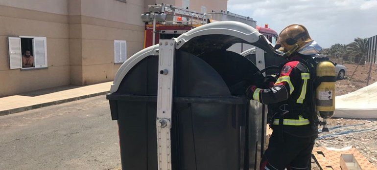 Extinguen un incendio en un contenedor en el barrio de San Francisco Javier