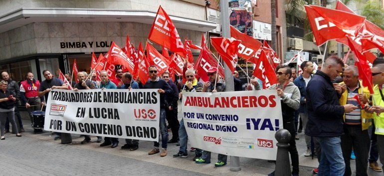 Trabajadores de las ambulancias de Lanzarote viajan a Tenerife para protestar ante el Parlamento