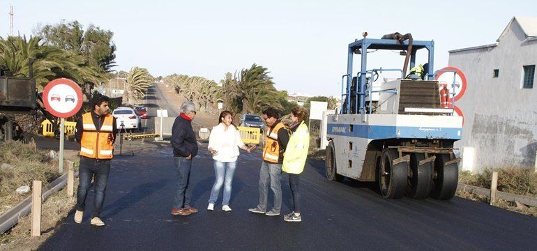 Las obras de asfaltado y mejora de la carretera de Tahíche a San Bartolomé, "en avanzado estado"