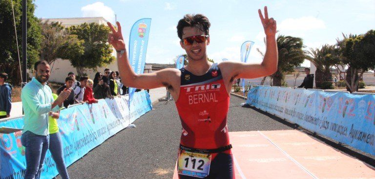 Álvaro Bernal gana el Triatlón IES Yaiza por tercer año consecutivo