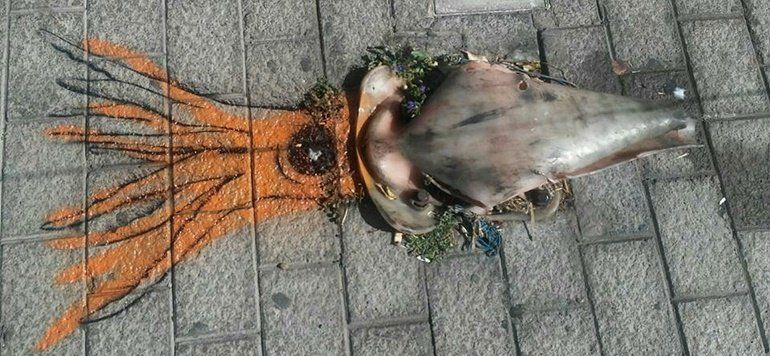 Un cono de señalización roto termina convertido en arte callejero en Arrecife