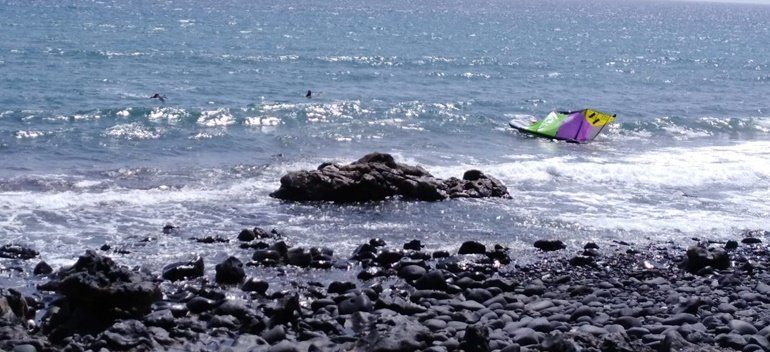 Rescatan en el mar a dos kitesurfistas que fueron arrastrados desde Arrieta al Charco del Palo