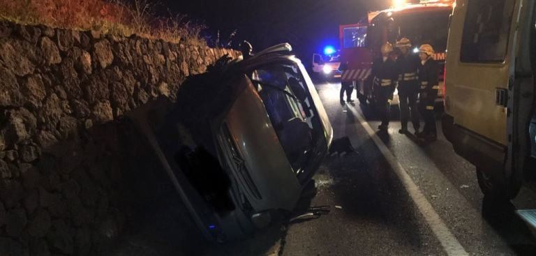 Herida leve una mujer tras volcar con su coche en la LZ-2, a la altura de Indelasa