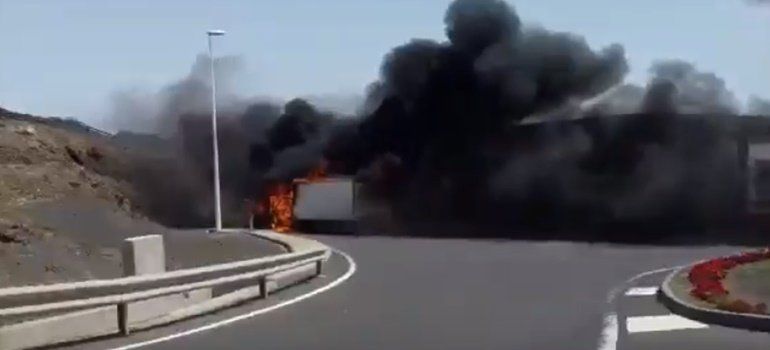Espectacular incendio de un camión en una gasolinera de Tías