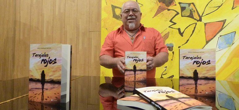 Emilio Fernández presentó en el Salón Indieras de Tías su novela 'Tarajales Rojos'