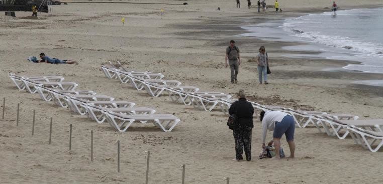 Las hamacas vuelven a las playas de Costa Teguise tras adjudicarse por un canon de 300.000 euros