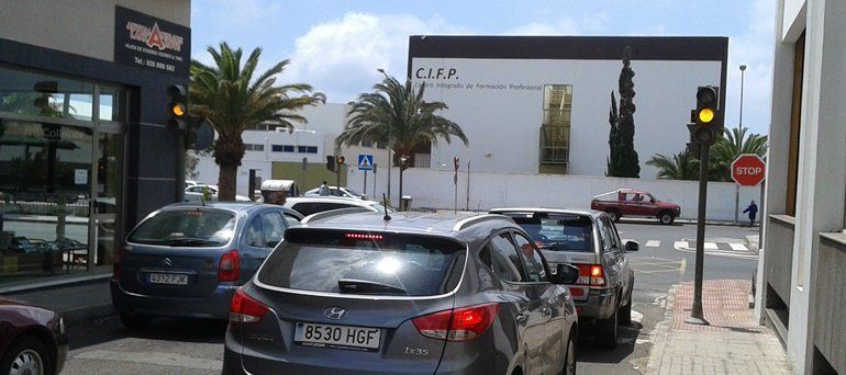 Padres del alumnos del CIFP Zonzamas temen "una desgracia" frente al centro por los semáforos "rotos"