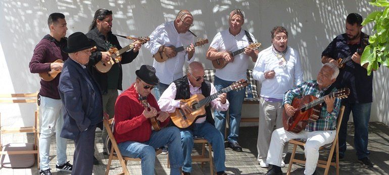 Virtuosos del timple se reúnen en un improvisado concierto en Teguise