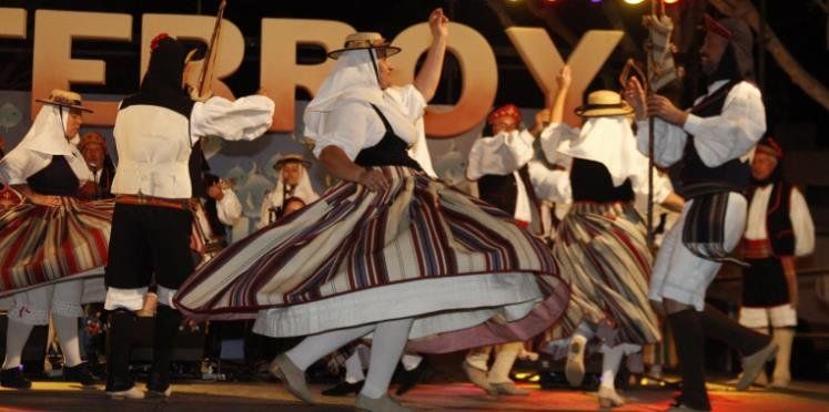 La música canaria inundó el barrio de Titerroy en la celebración del Festival Folclórico