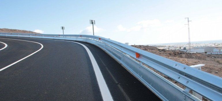 El Cabildo sustituirá las barreras de seguridad de la carretera de Tahíche a Haría