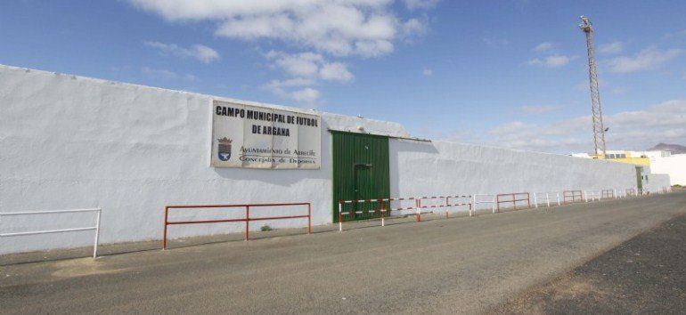 Arrecife acusa al Cabildo de "bloquear" el campo de fútbol de Argana con unas obras que no llegan