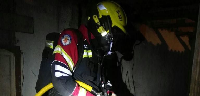 Los bomberos apagan un incendio en una choza abandonada de Playa Honda