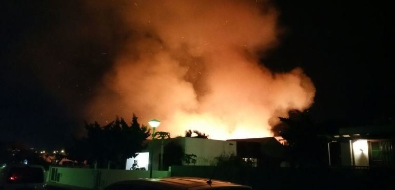 Espectacular incendio en un solar de El Cable en Arrecife