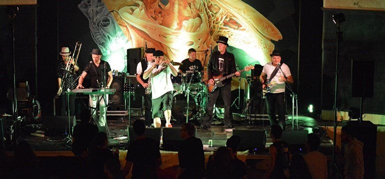 La música rockera hace vibrar la Plaza El Pavón de Tías durante cinco horas con el Toño Rock