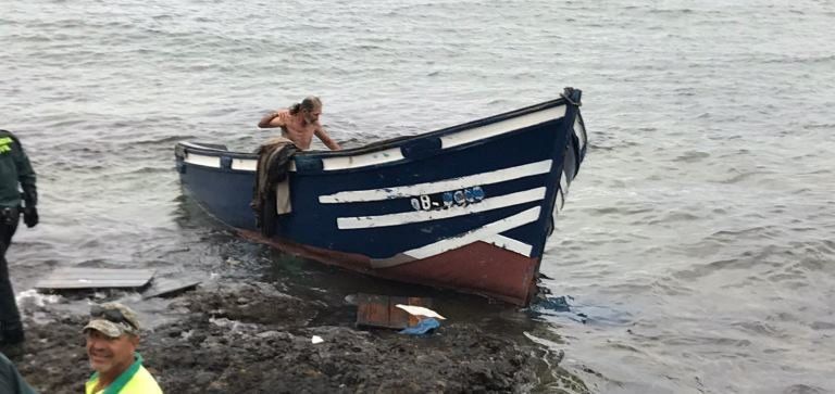 Una patera con al menos 11 inmigrantes arriba de madrugada a Las Caletas