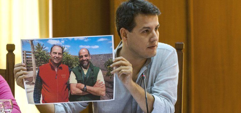 Podemos lleva al Pleno una foto de El País para denunciar que Fabelo trabaja para Rosa y para el Cabildo