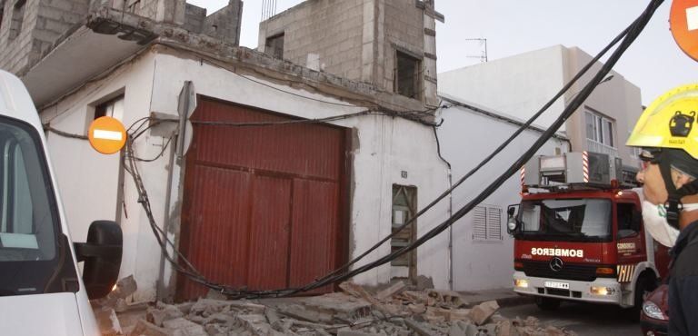 Cae un balcón y un muro de una casa en obras en el barrio de Altavista en Arrecife
