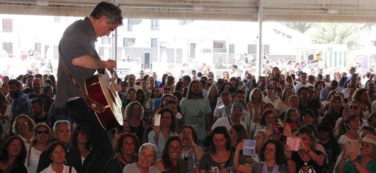 El concierto de Mikel Erentxun abarrota el recinto ferial de Uga