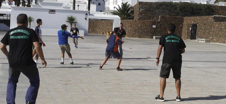Los jóvenes de Teguise recuperan la tradición de la pelotamano