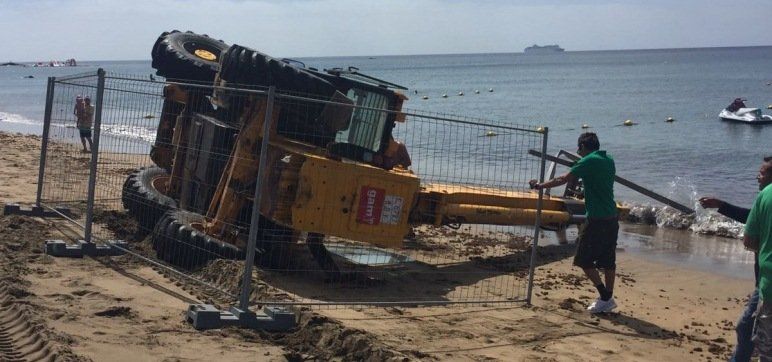 Vuelca en Playa Grande una máquina elevadora que realizaba trabajos de montaje para el Ironman