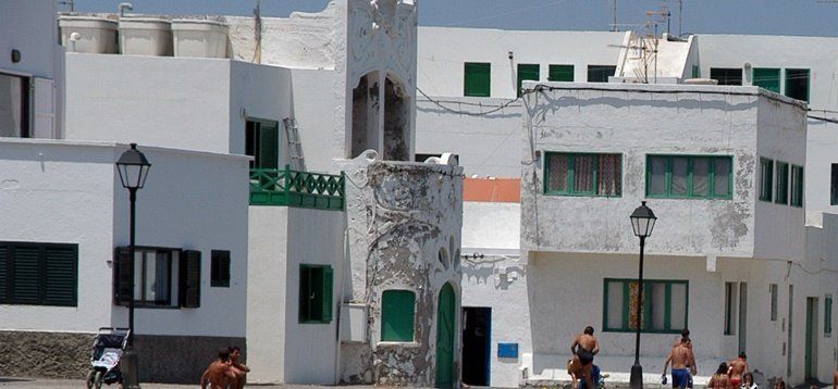 Cabildo y Diócesis restaurarán la casa modernista de Famara, que acogerá un centro sociocultural