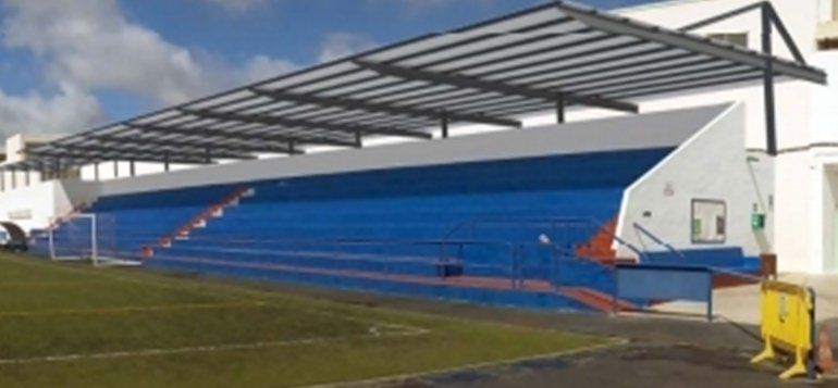 Adjudicadas las obras para cubrir las gradas de los campos de fútbol de San Bartolomé y Playa Honda