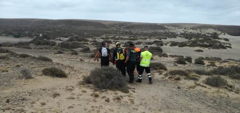 Rescatan a un hombre herido tras caer cerca de playa Mujeres en Playa Blanca