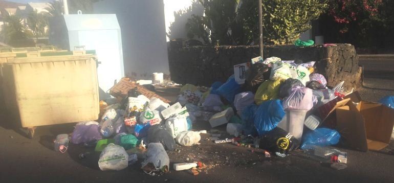 Hoteles de Playa Blanca estudian acciones legales contra el Ayuntamiento por la acumulación de basura