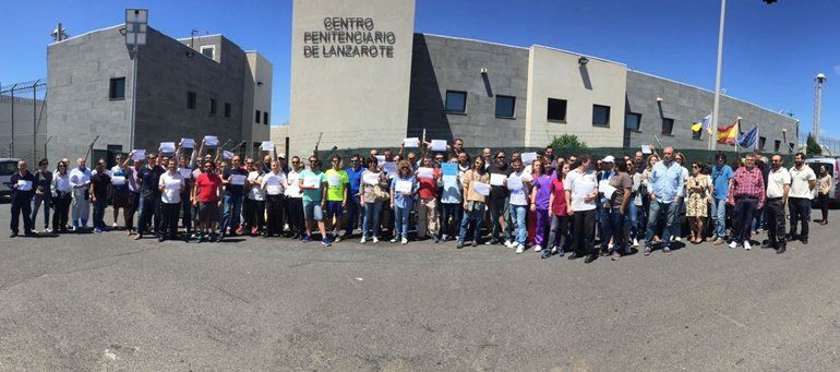 Trabajadores de la prisión de Tahíche protestan frente al centro por la "brutal" agresión policial en Sevilla