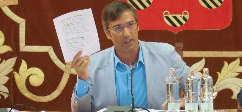 San Ginés levanta abruptamente el Pleno sobre Canal tras dejar hablar solo 5 minutos a la oposición