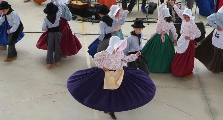 El colegio de Tahíche vive una jornada de música, baile y tradiciones en la víspera del Día de Canarias
