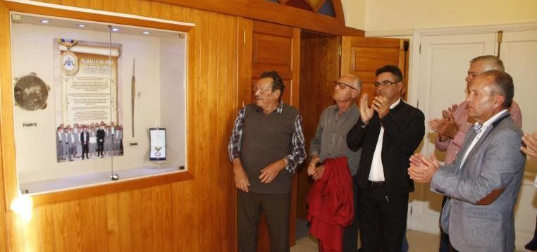 Una réplica de la Medalla de Oro del Rancho de Pascuas de Tinajo se expone en la Casa de la Cultura