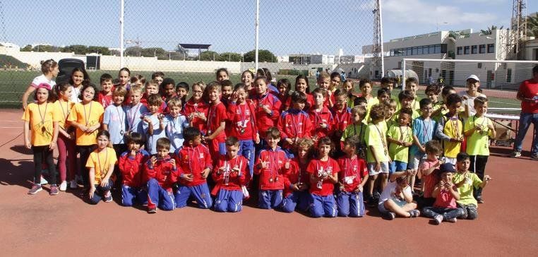 Los participantes de Atletismo, Campo a Través y Lucha Canaria recibieron sus medallas