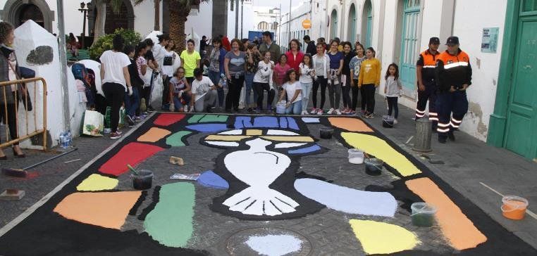 Colectivos y asociaciones elaboraron 24 alfombras de sal en Arrecife por el Corpus Christi