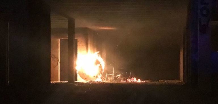 Los bomberos apagan un incendio en una obra abandonada en Arrecife