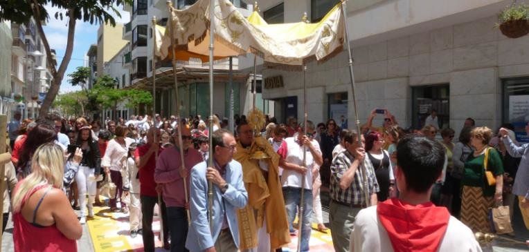Decenas de fieles acompañaron la procesión del Corpus Christi de Arrecife