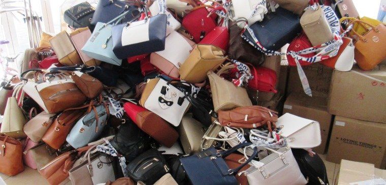La Policía Local de Teguise se incauta de más de 2.700 artículos falsos en Costa Teguise