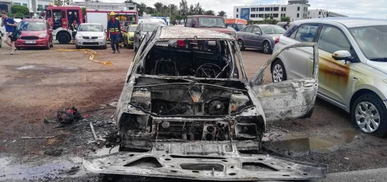 El incendio de un coche abandonado causa daños en otros dos vehículos en Arrecife