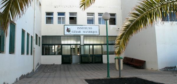 La comunidad educativa del IES César Manrique acusa al Gobierno canario de "masificar" el centro