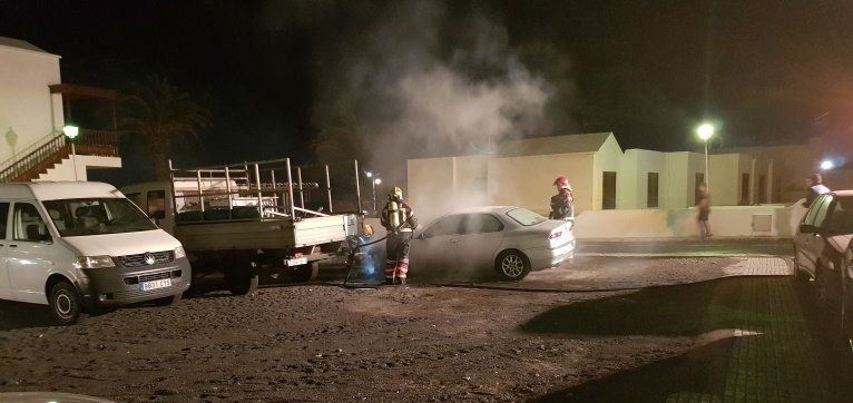 Los bomberos extinguen un incendio en un vehículo en Playa Honda