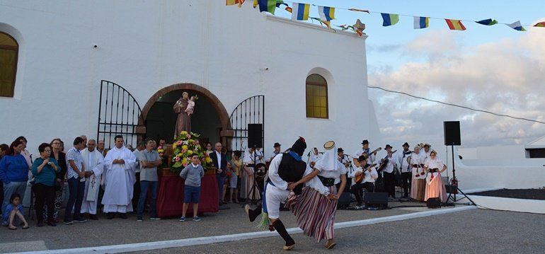 Tías celebra el día grande de sus fiestas con la procesión en honor a San Antonio